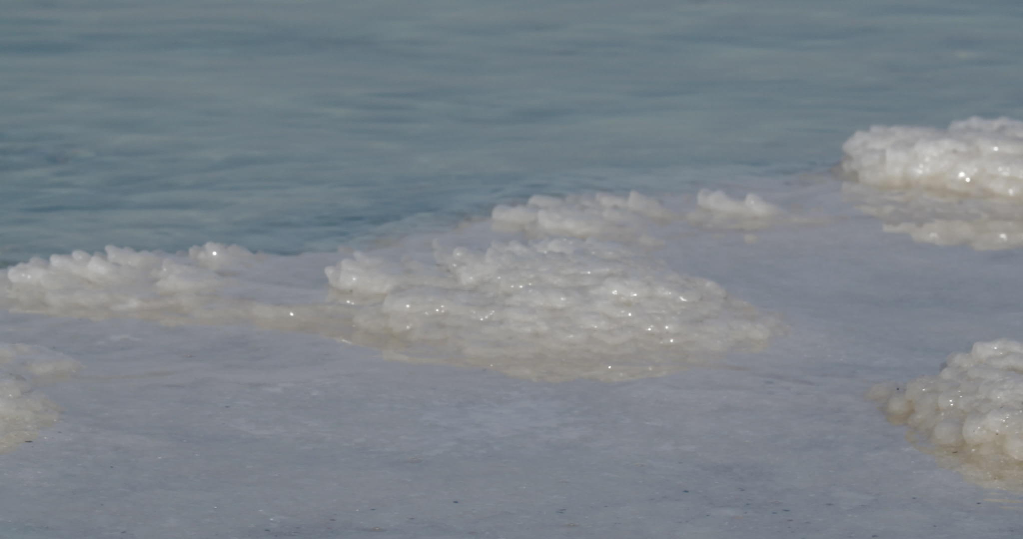 死海清水中的盐层视频的预览图