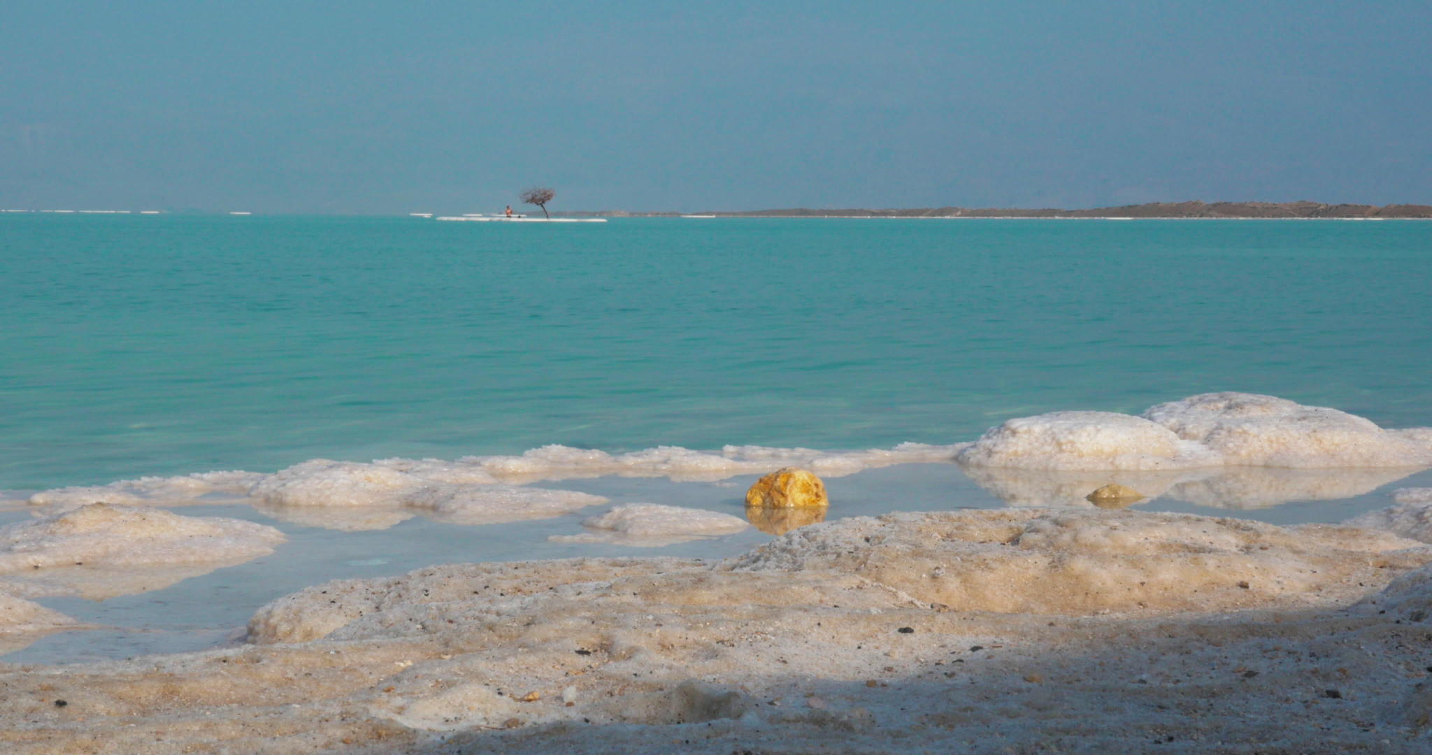 咸盐海滩和小岛的海平面视频的预览图