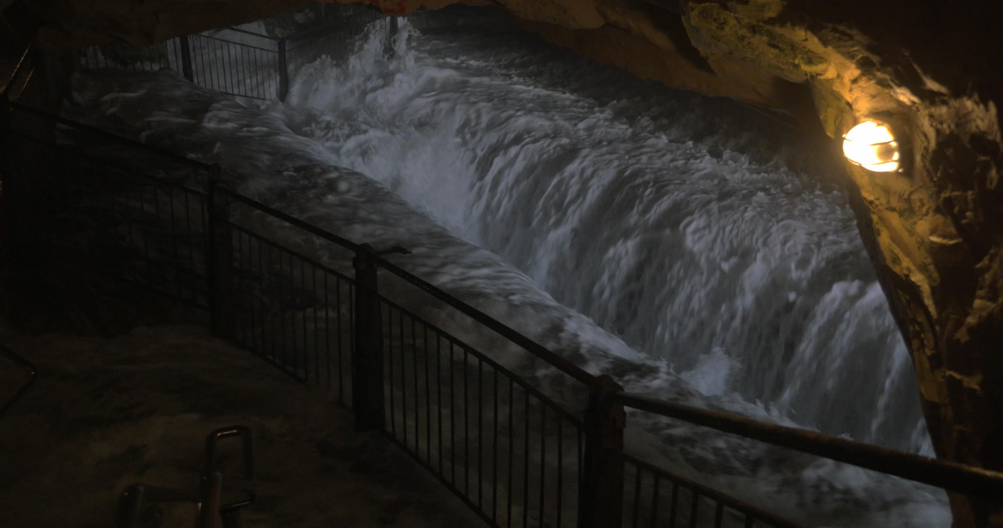 高潮和低潮在大海洞穴视频的预览图