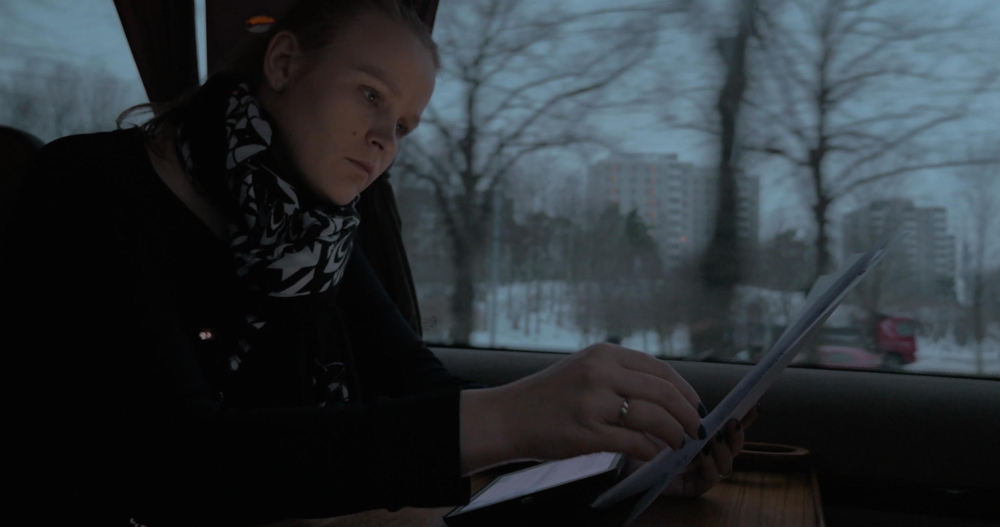 女商人在火车上用纸和纸板工作视频的预览图