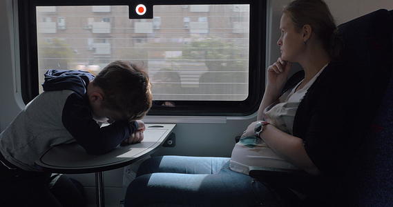 带孩子的孕妇乘坐火车出国视频的预览图