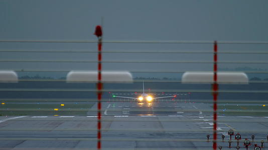 飞机准备在清晨起飞视频的预览图