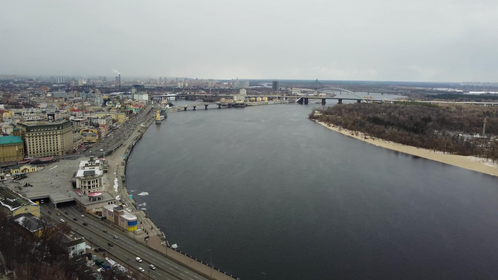 Kyiv城市景dnieper河和Podol历史区际视频的预览图