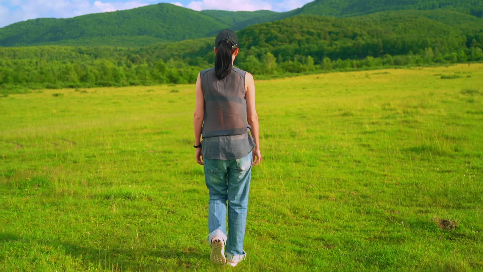 在田野里行走的女性积极生活方式视频的预览图