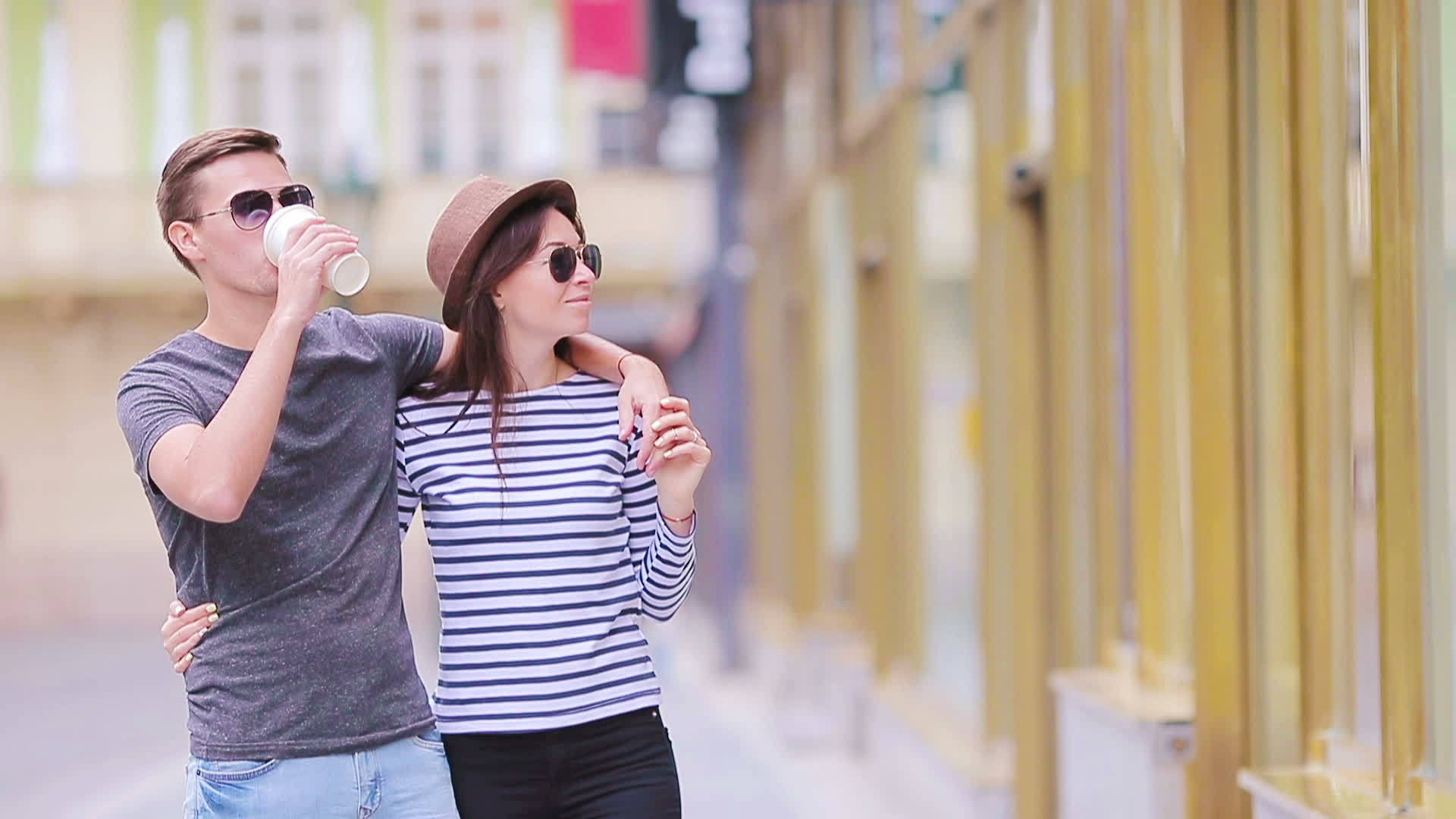 浪漫的恋人一起走在欧洲快乐的恋人享受著名的地标城市视频的预览图