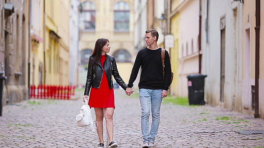 浪漫的情侣在欧洲享受快乐的假期的恋人享受蜜月视频的预览图