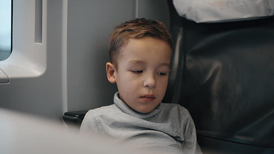 疲惫和无聊的孩子坐火车旅行视频的预览图