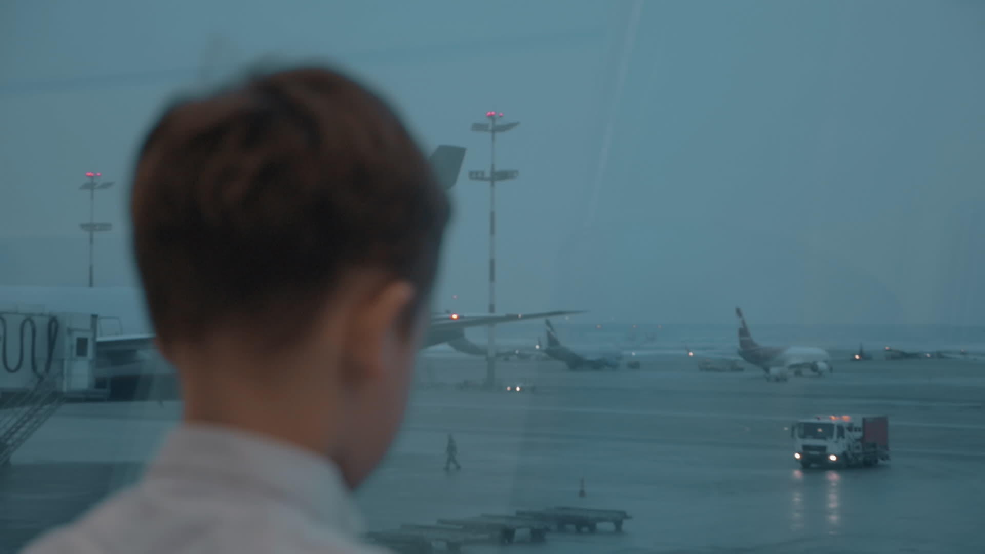 男孩在机场等待飞机飞行观察飞机视频的预览图