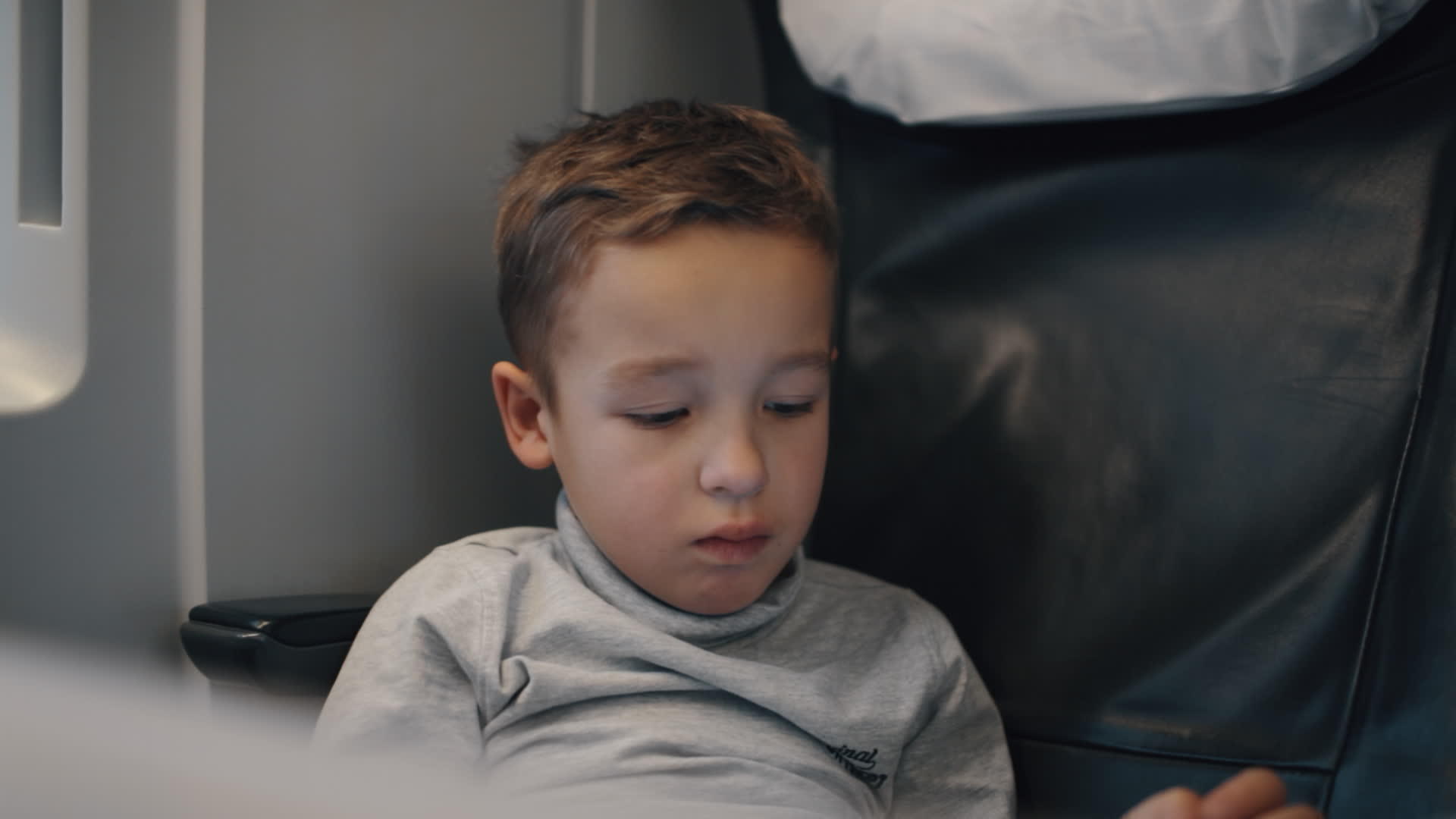 男孩使用平板电脑Pc试图在无聊的火车旅行中娱乐自己视频的预览图