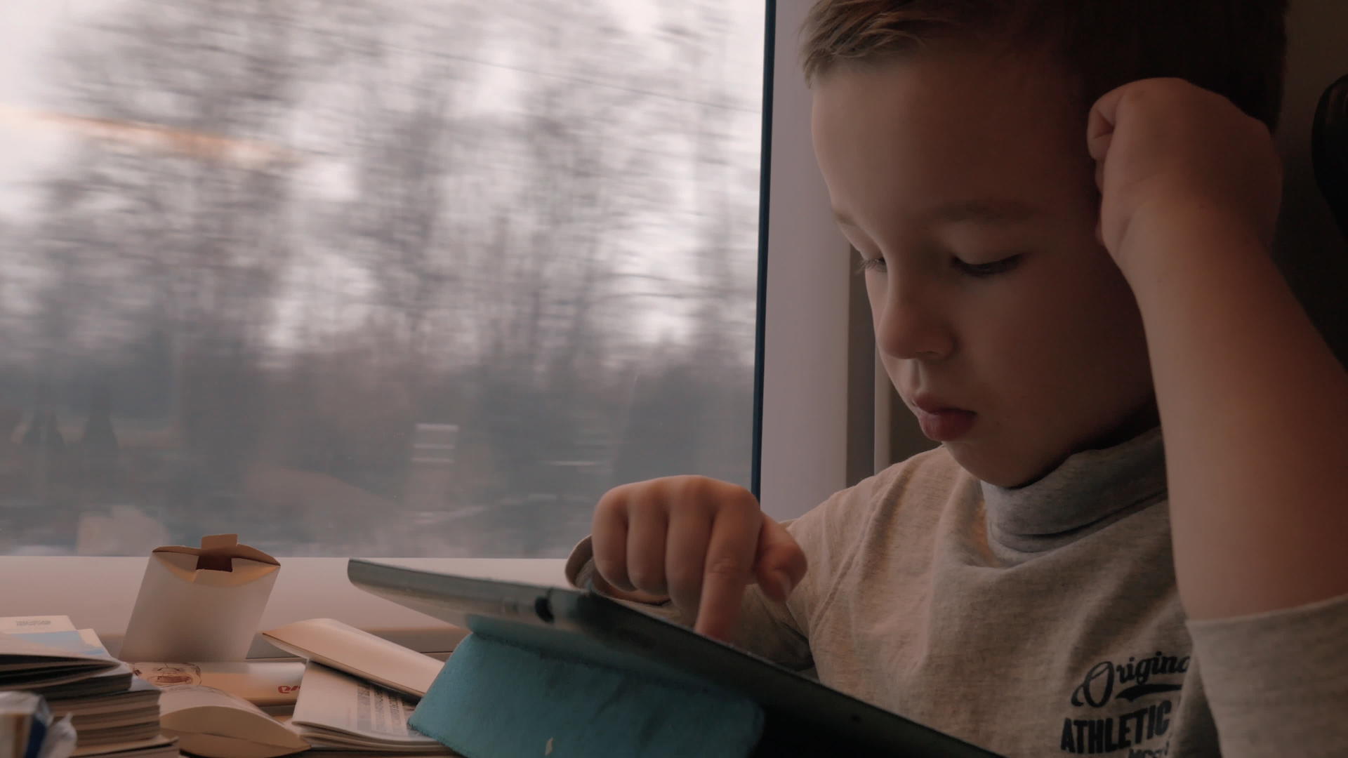 孩子们在火车旅行中随身携带床垫视频的预览图