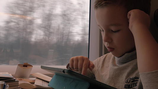 孩子们在火车旅行中随身携带床垫视频的预览图