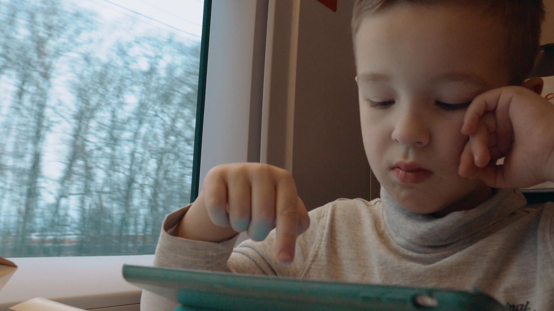 孩子们在火车上玩触摸板视频的预览图