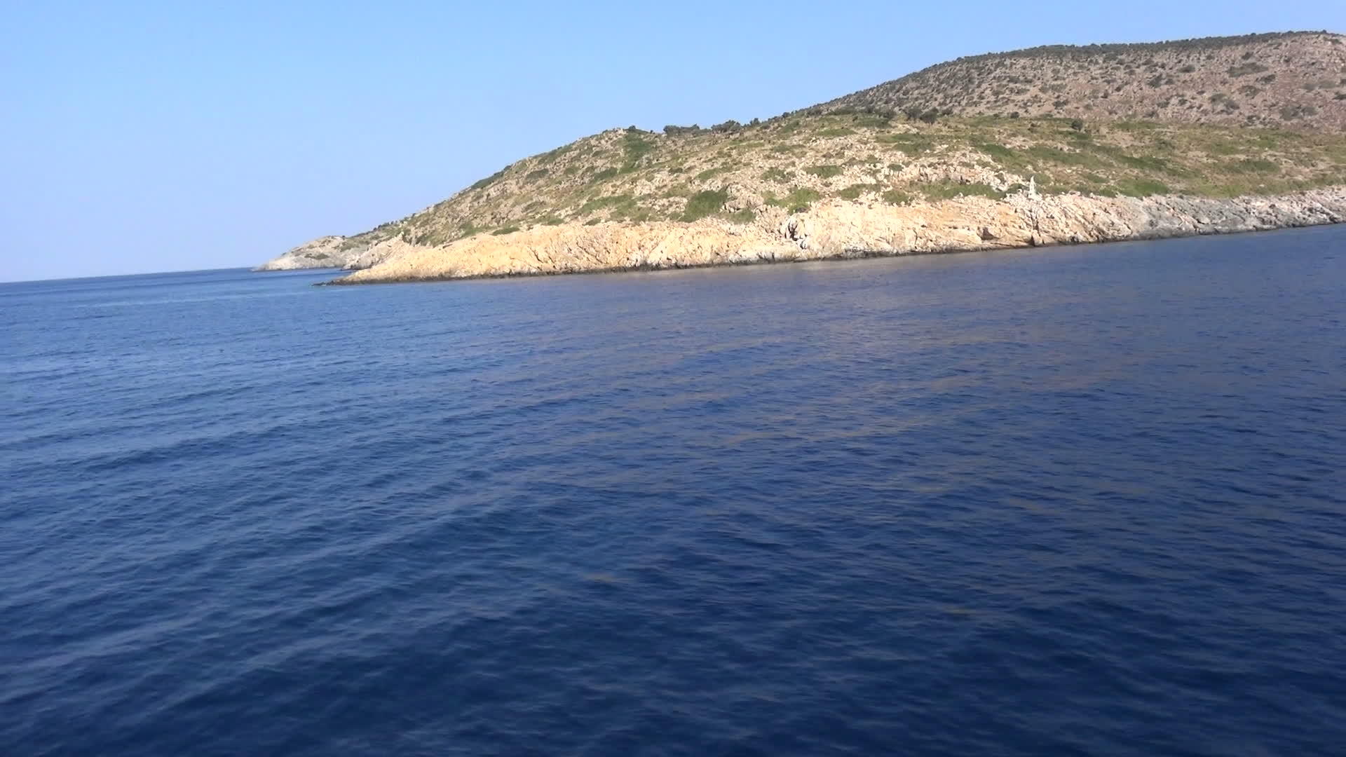 海岸线穿过一个岩石岛视频的预览图