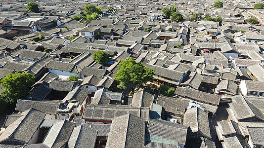 航拍俯拍云南丽江古城景区老建筑群视频的预览图