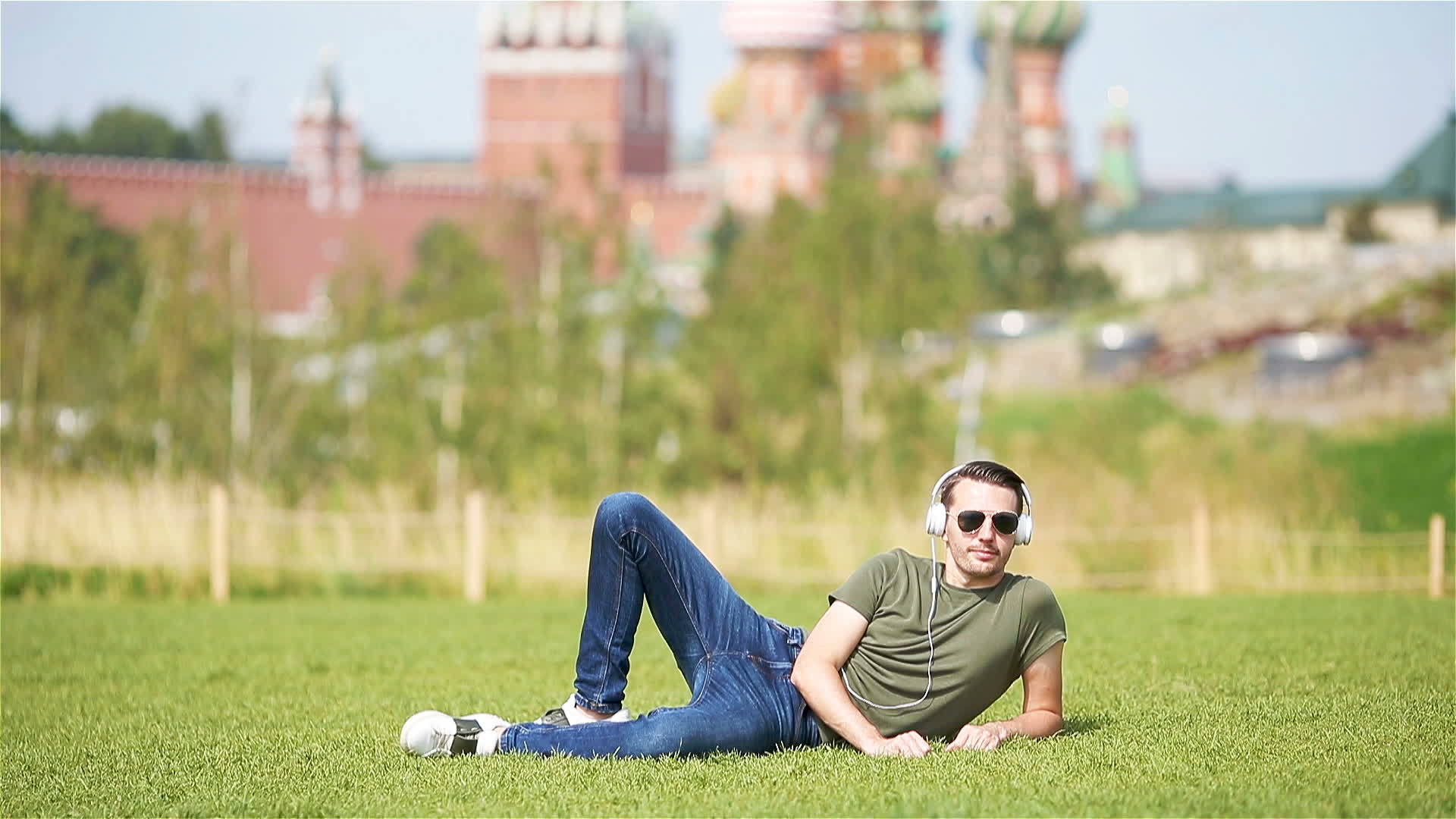 快乐的年轻城市男人享受他在城市的休息视频的预览图