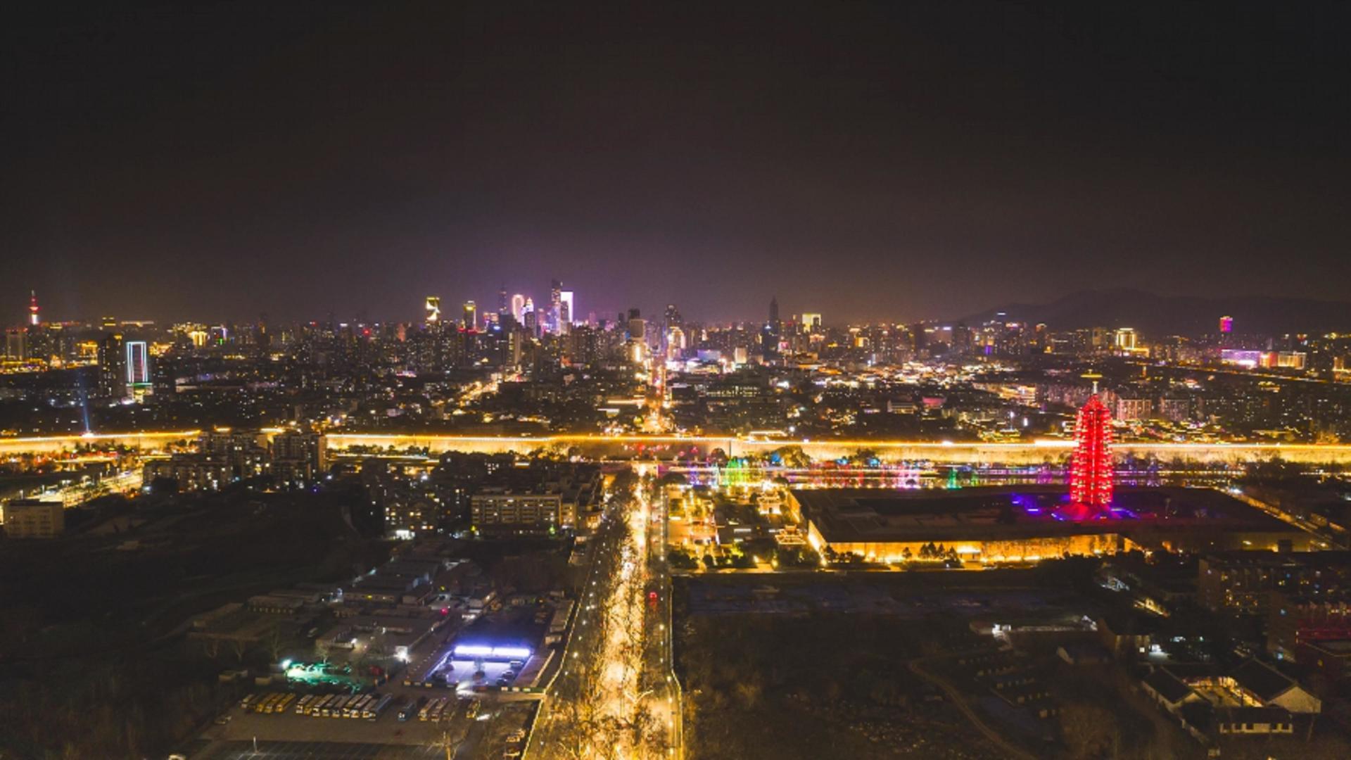 8K航拍南京城市夜景全景大报恩寺中华门城堡延时摄影视频的预览图