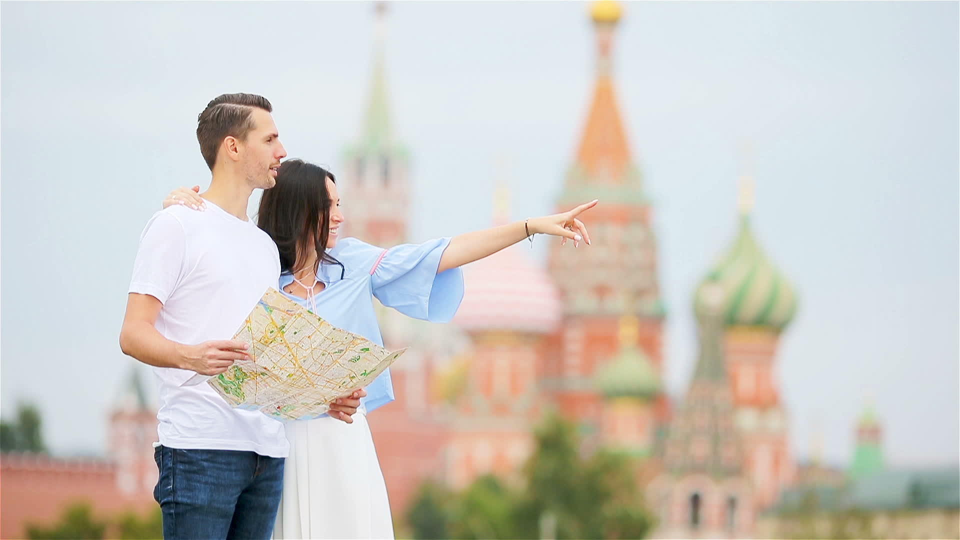 快乐的年轻夫妇在欧洲城市视频的预览图