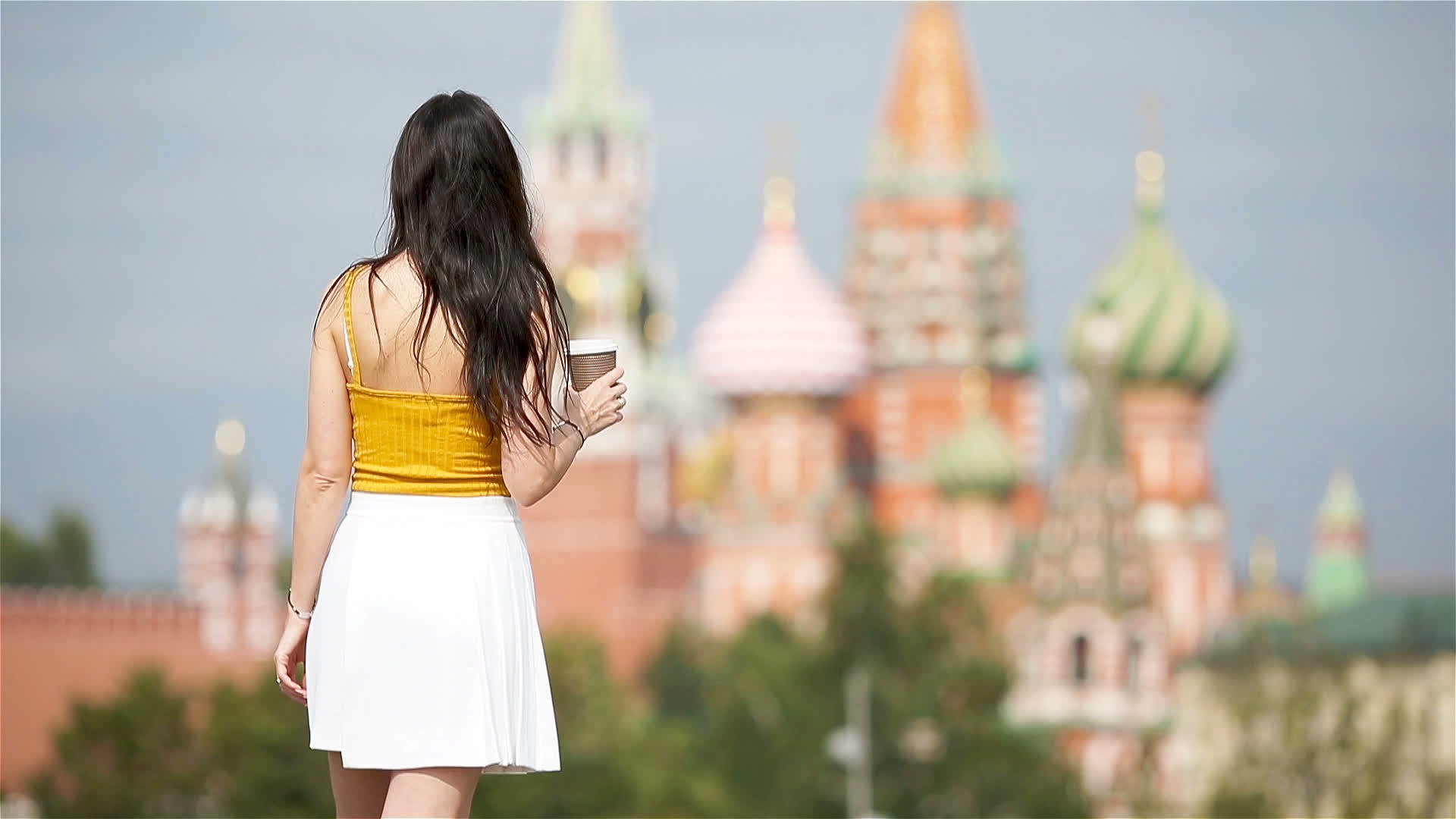 快乐的年轻城市女性在欧洲城市喝咖啡视频的预览图