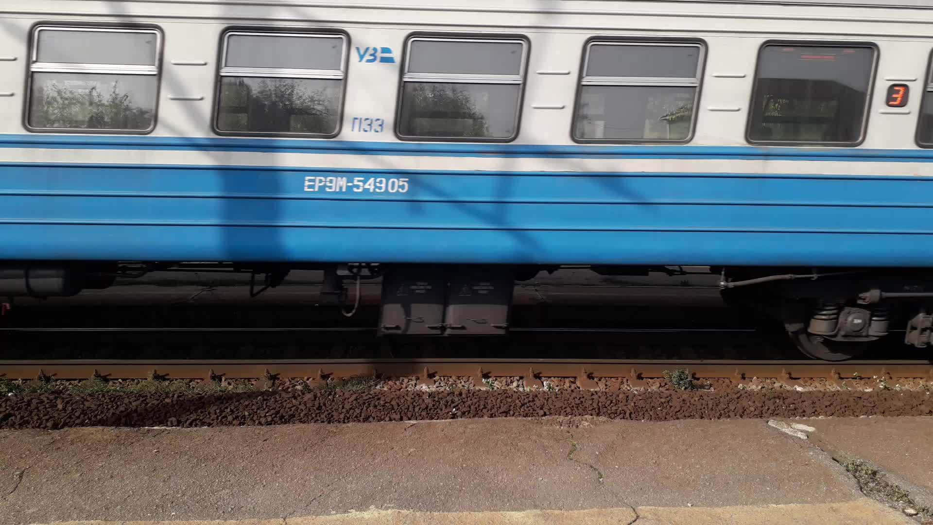 电动火车列车在火车站快速行驶视频的预览图