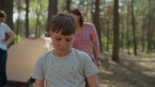 两个母亲和两个男孩在森林里露营度假视频的预览图