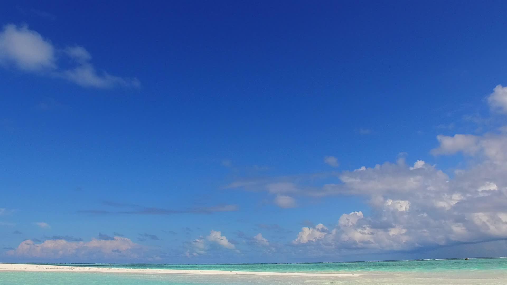 海岸线复制了蓝色环礁湖和近距离冲浪的白色视频的预览图