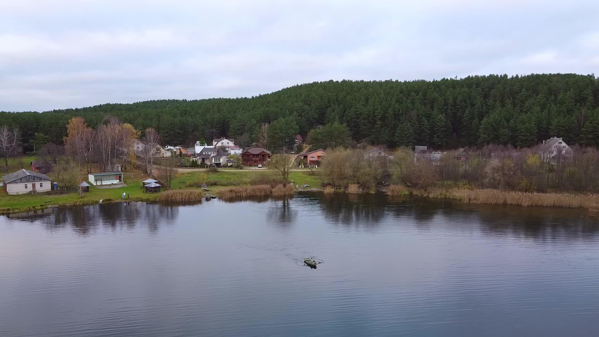 湖泊、绿林和房屋的美丽空中风景视频的预览图