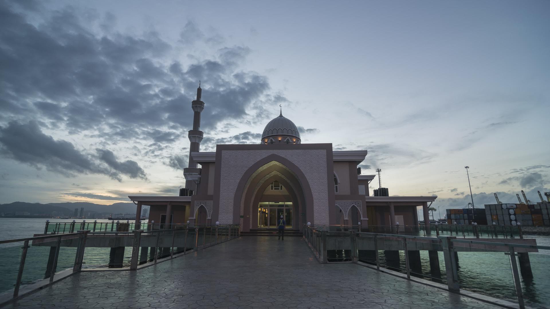 日落漂浮在巴干卢阿尔海边的清真寺视频的预览图
