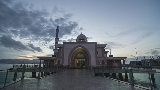 日落漂浮在巴干卢阿尔海边的清真寺视频的预览图