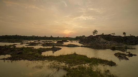 农村地区附近沼泽地的日落时间视频的预览图
