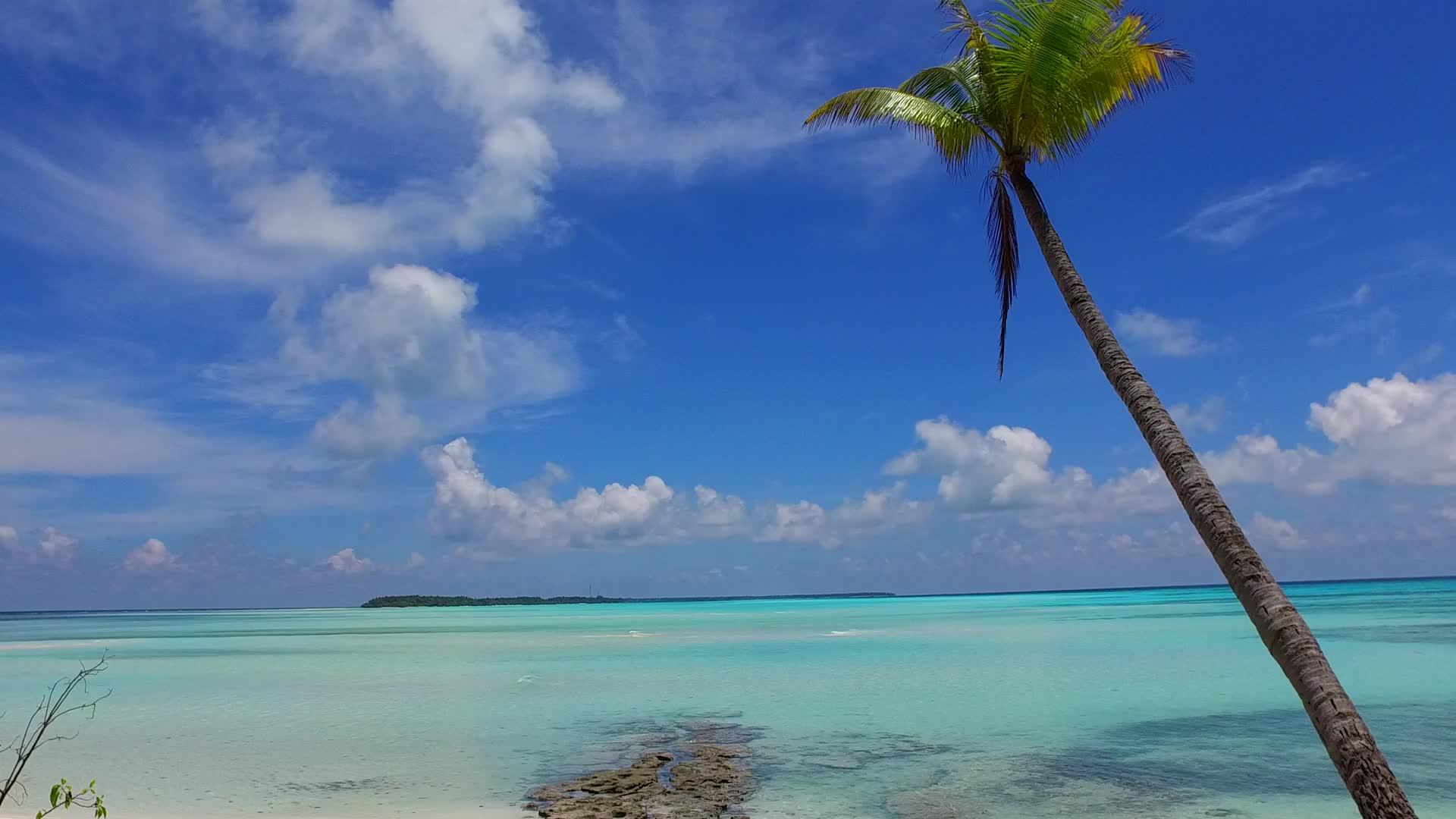 海浪附近探索完美海岸的蓝色绿水和白色沙滩背景视频的预览图