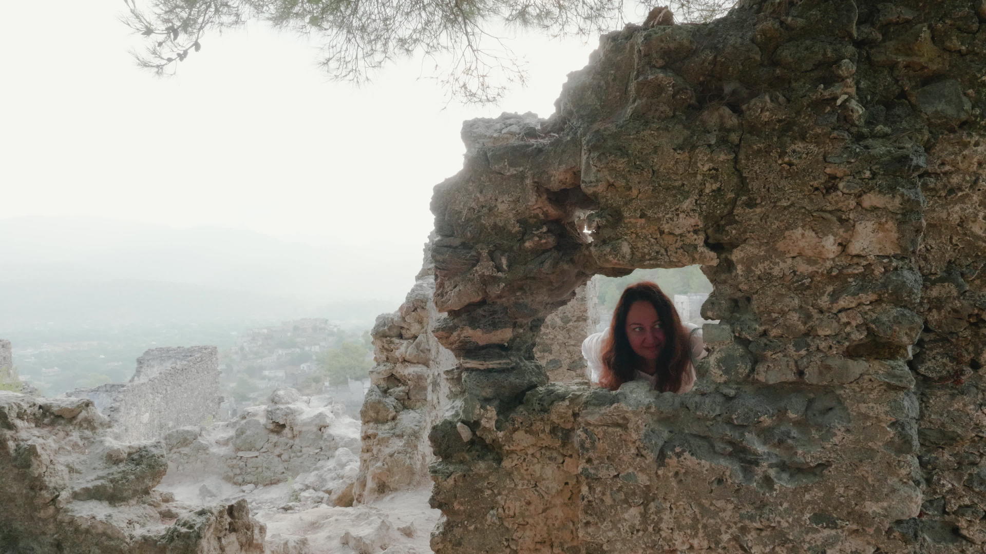 通过窗户旅行的妇女从雾蒙蒙的高地看到被破坏的建筑物视频的预览图
