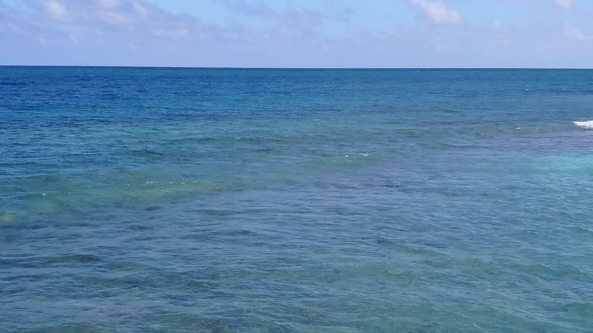 以浅水为航程在度假胜地附近的白沙底浅水处进行海滨海滩视频的预览图