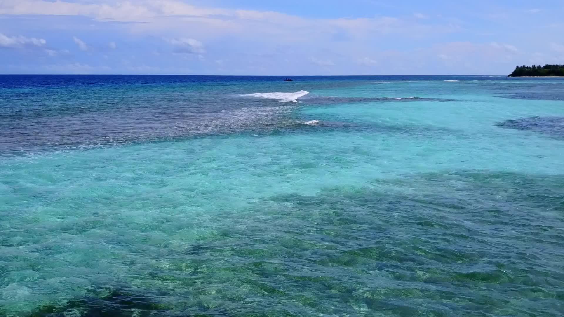 蓝绿色泻湖和沙洲附近明亮的海滩背景放松旅游海滩生活视频的预览图