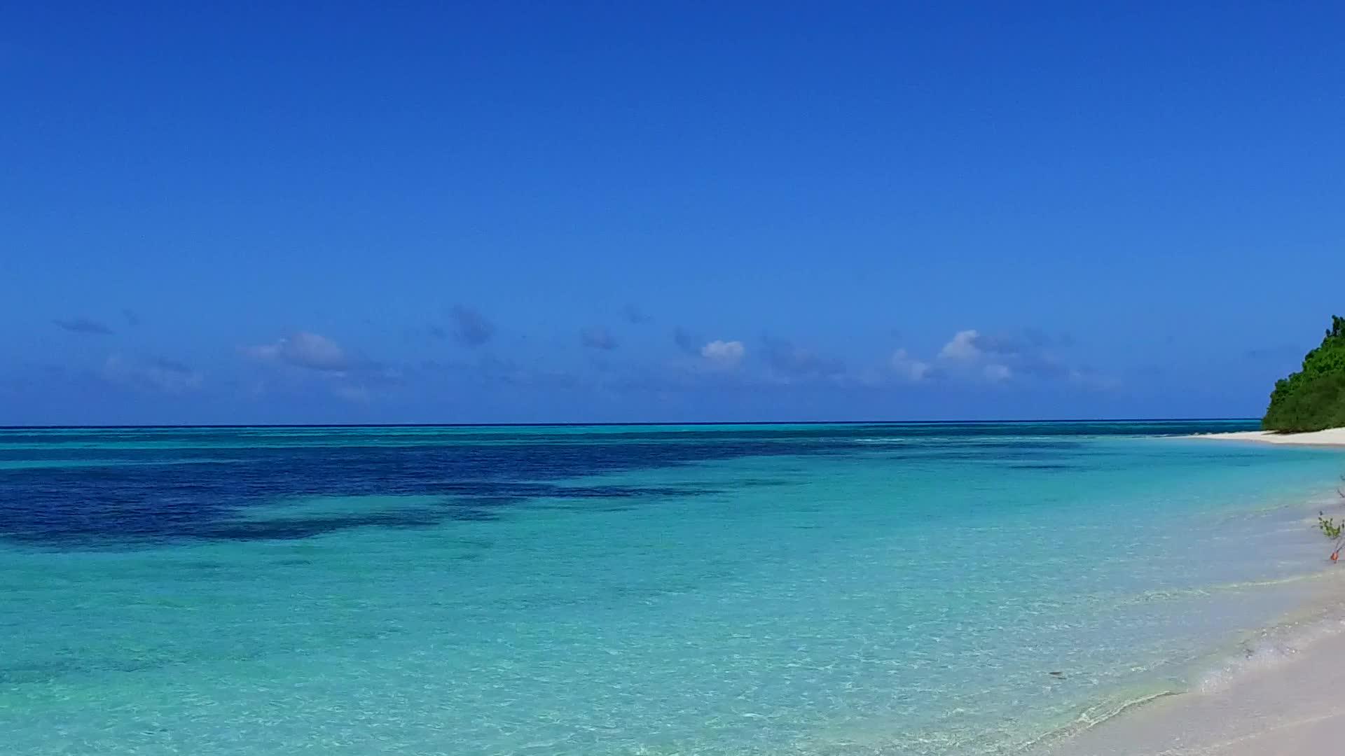 豪华海湾海滩位于度假胜地附近的白沙底浅海之间视频的预览图