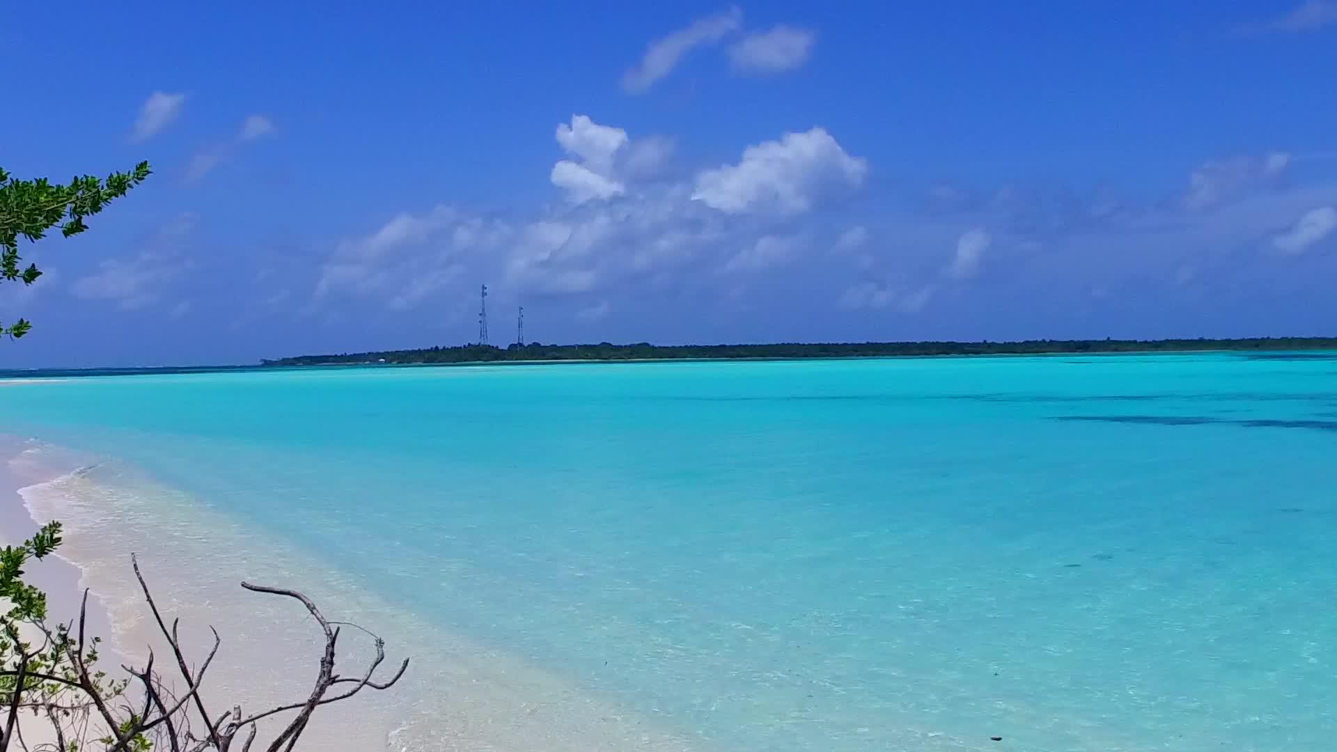 在沙巴附近的蓝水和干净的海滩背景下乘坐蓝水出海视频的预览图