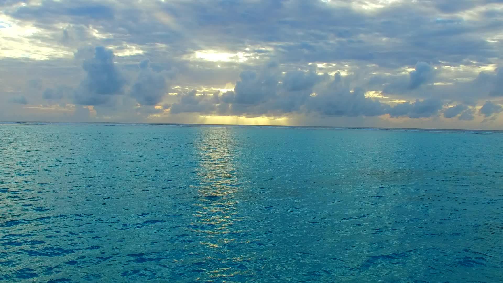 蓝色海洋和白色沙滩背景下的天堂环礁湖海滩旅游视频的预览图