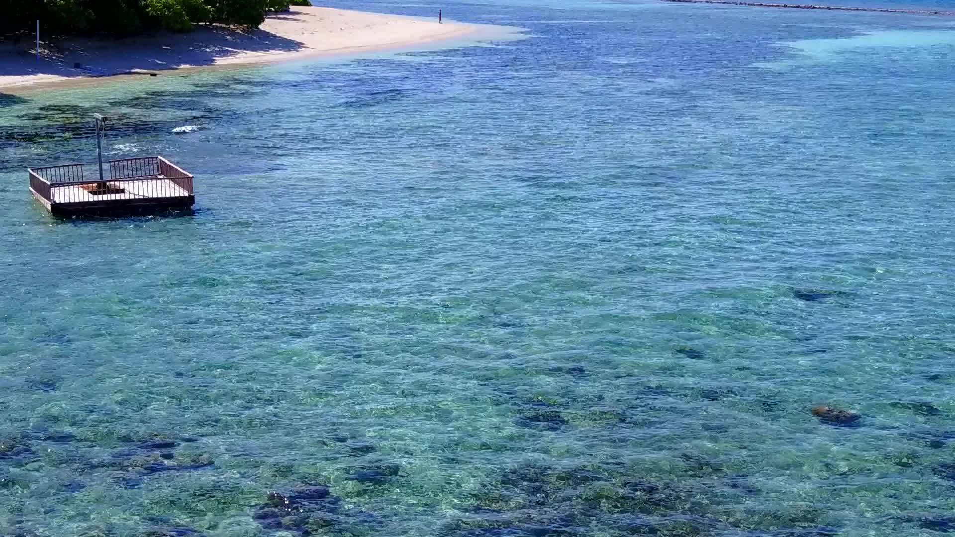蓝海热带度假村海滩度假开放景观沙洲附近有白沙背景视频的预览图