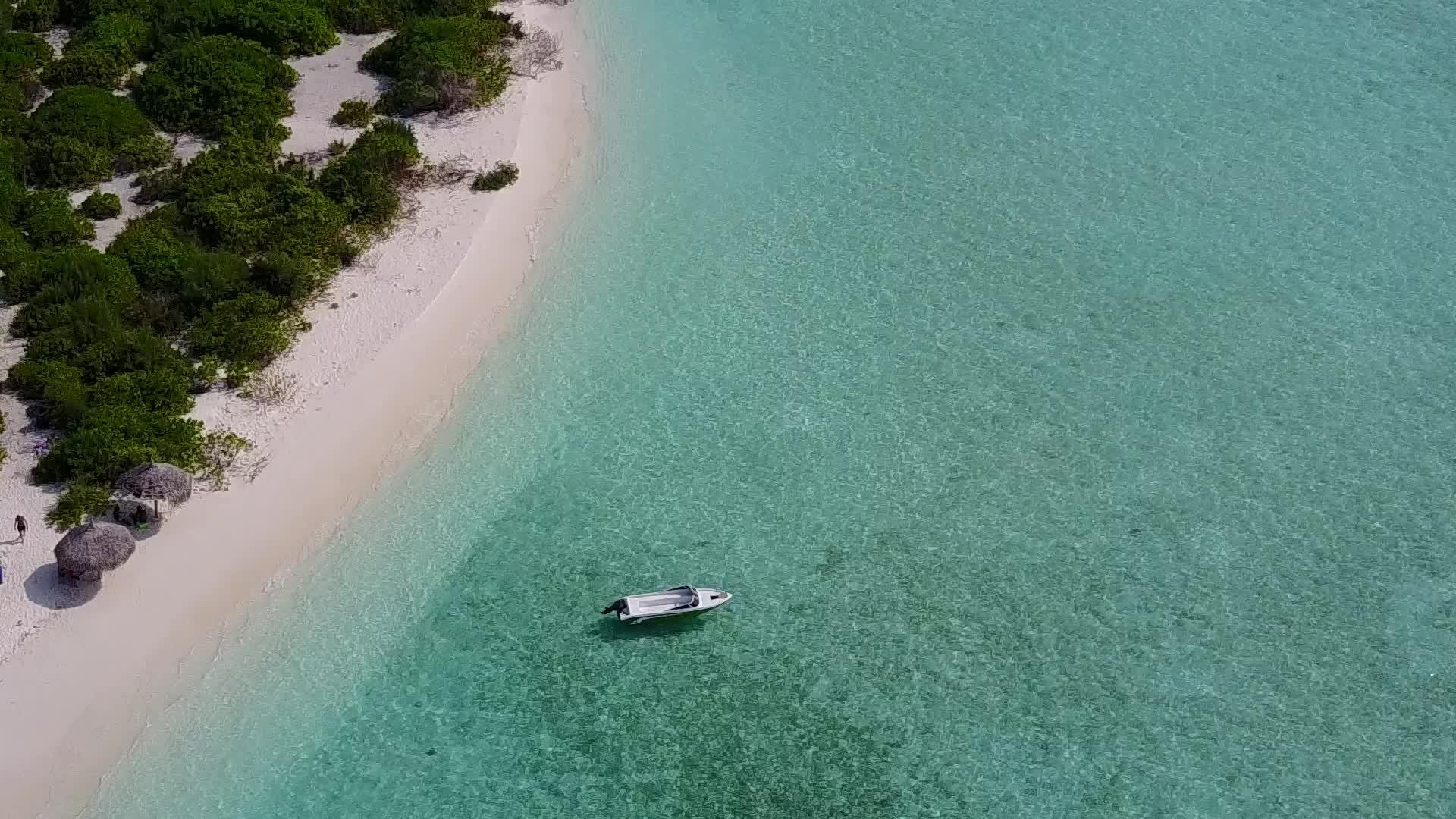 在浅海和度假胜地附近的白沙背景下航行的旅游海滩景象安静视频的预览图