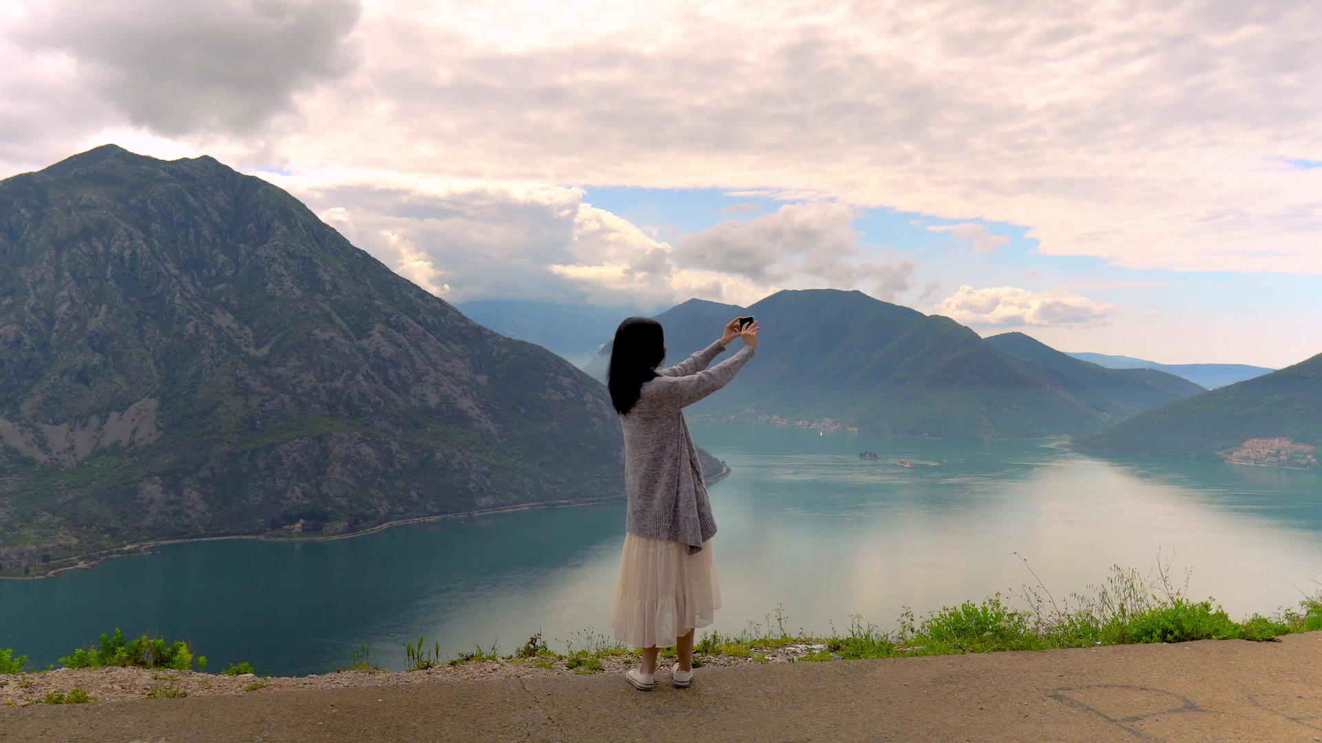 波西米亚女性在智能手机上旅行并拍摄全景照片视频的预览图