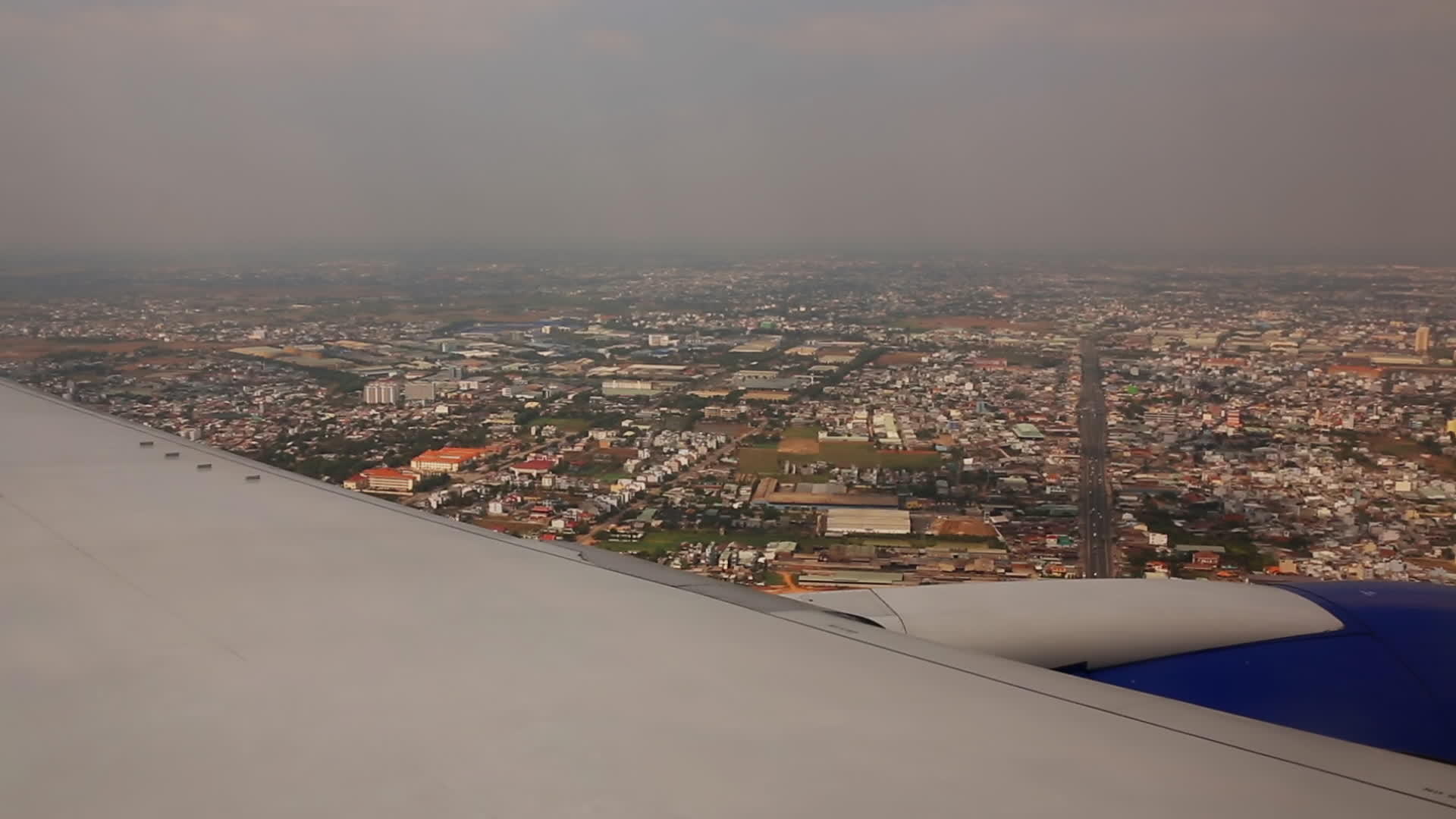 从飞机到城市的视图视频的预览图