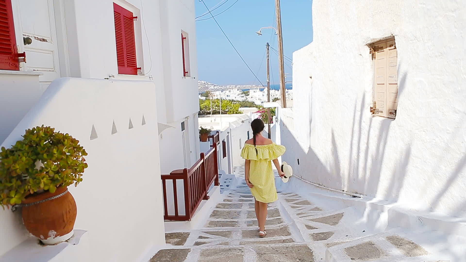 美丽的女人在旧街道米科诺斯岛希腊欧洲米科诺斯岛视频的预览图