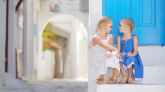 两个穿着蓝色连衣裙的女孩在户外玩得很开心视频的预览图