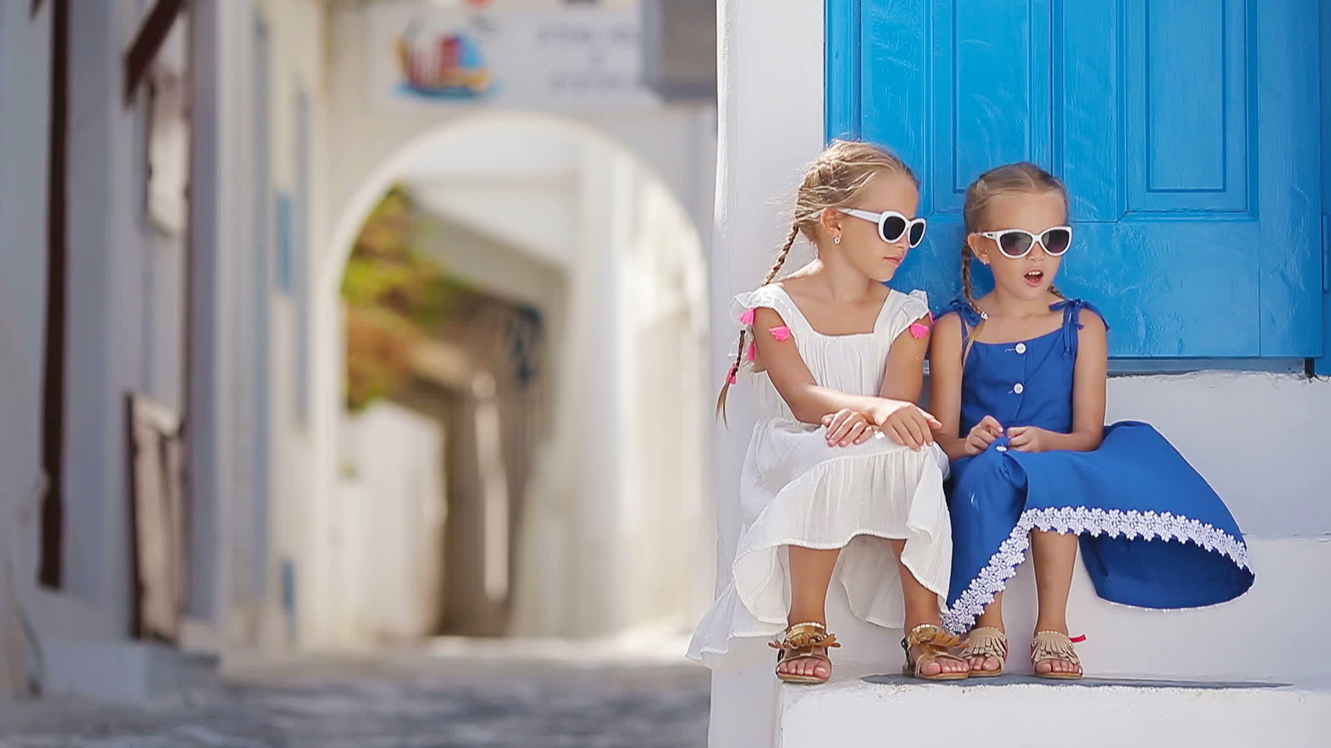 两个穿着蓝色连衣裙的女孩在户外玩得很开心视频的预览图