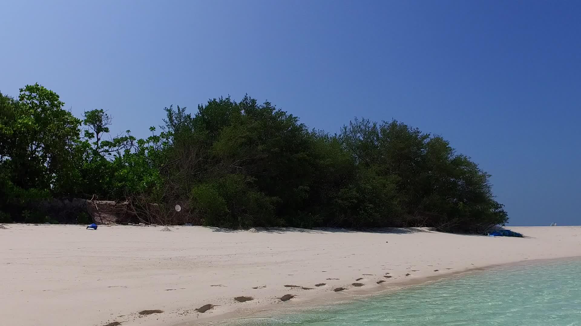 美丽的度假海滩蓝海和白沙的背景视频的预览图