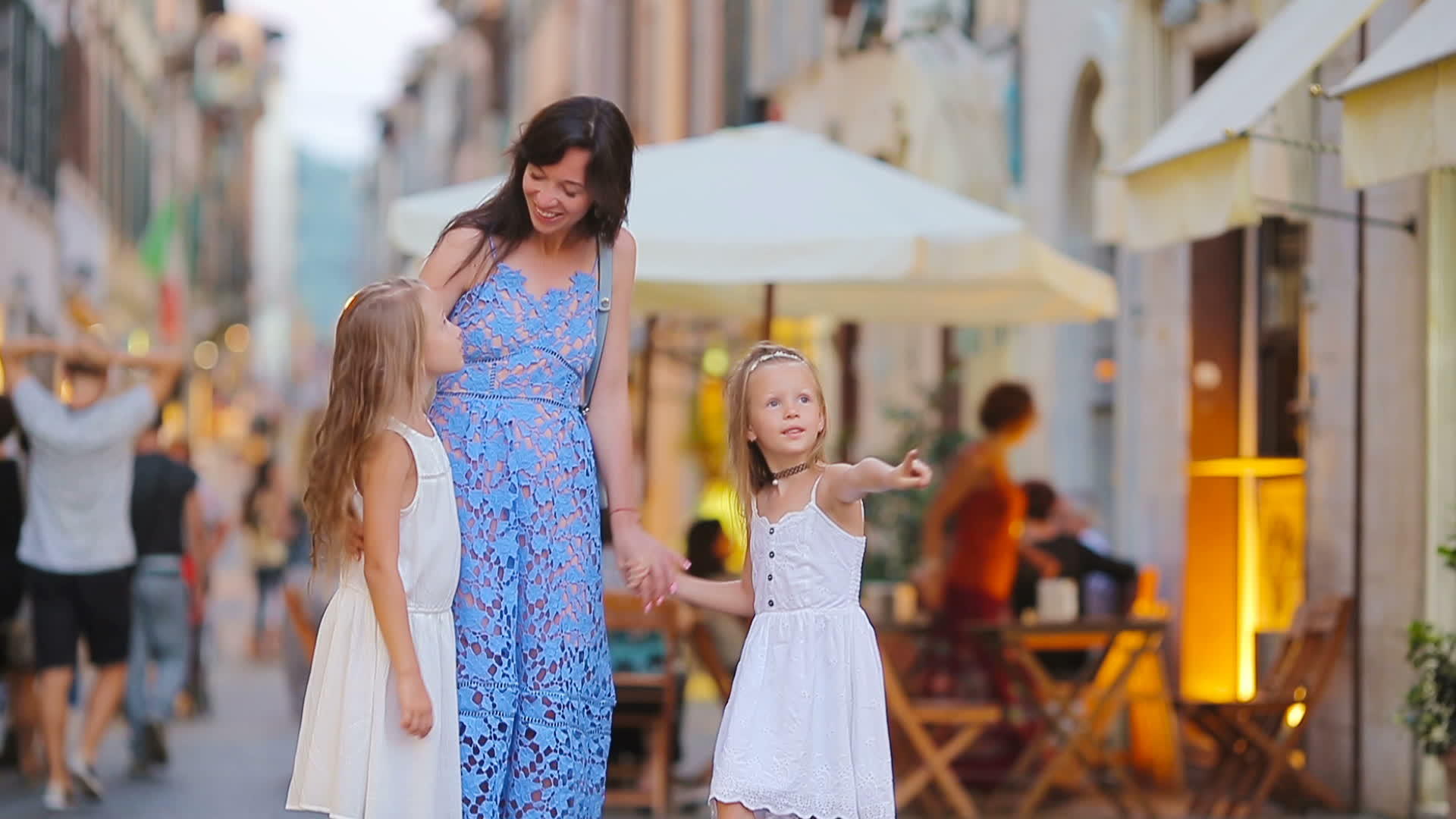 快乐的母亲和可爱的小女孩在舒适的街道上度假家庭视频的预览图