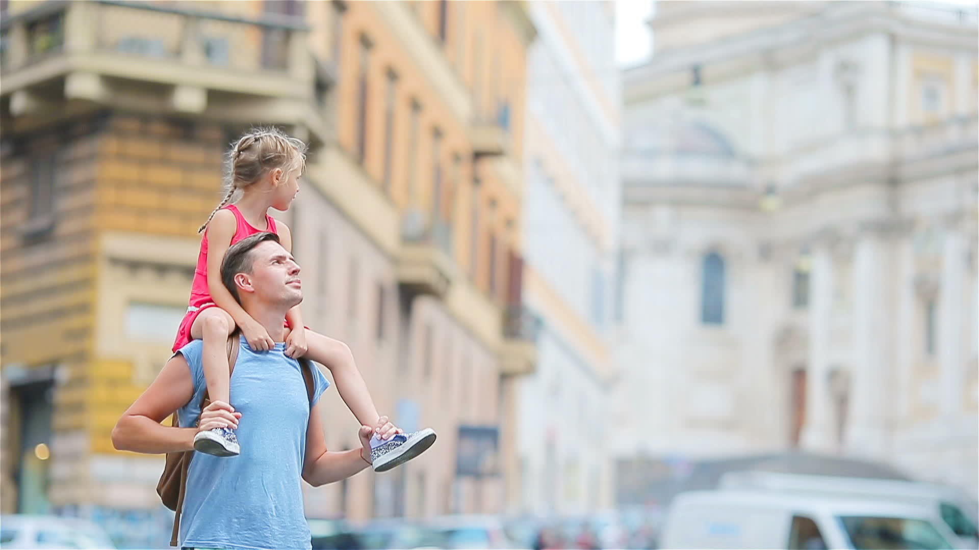 快乐的父亲和可爱的小女孩在罗马的小女孩在意大利度假视频的预览图
