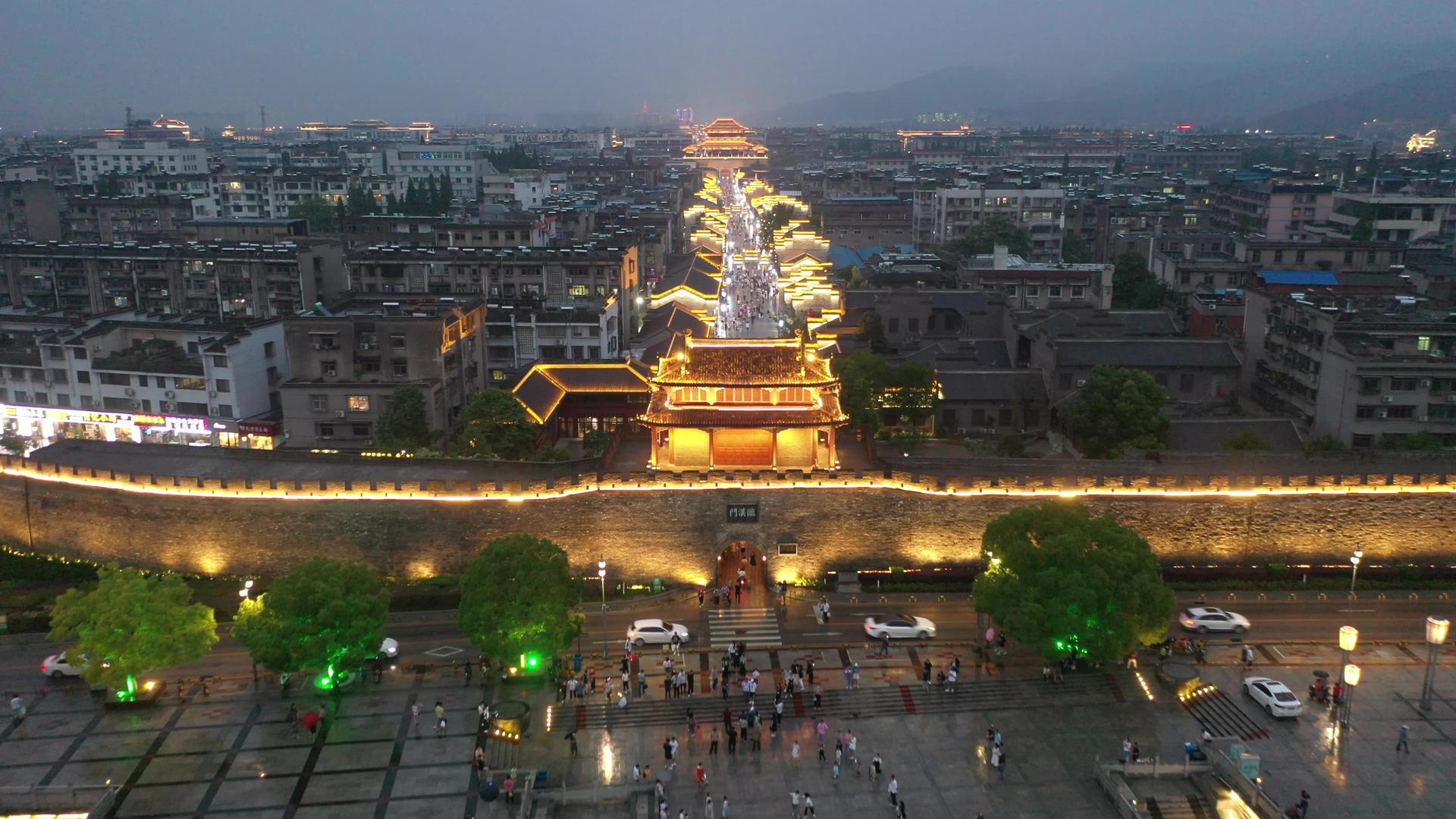 襄阳古城临汉门夜景航拍视频的预览图