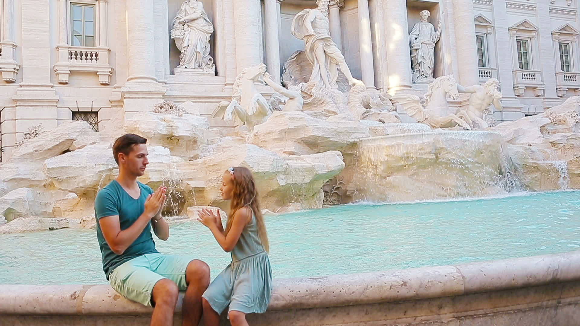 在意大利度假的夏天快乐的父亲和可爱的小女孩在罗马度假视频的预览图