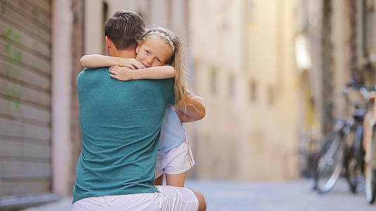 罗马夏天快乐的父亲和可爱的小女孩在意大利度假视频的预览图