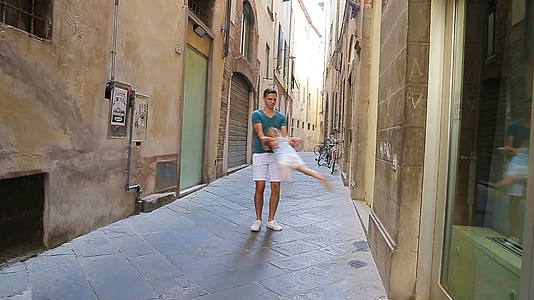 罗马夏天快乐的父亲和可爱的小女孩在意大利度假视频的预览图